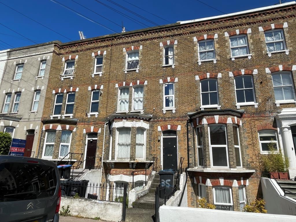 Lot: 73 - FREEHOLD BLOCK OF TWO FLATS AND A MAISONETTE FOR INVESTMENT - Four storey block of flats